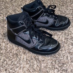 Black Nike, size 7 in boys .